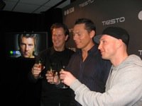 Dj Tiësto, programmadirecteur Niels Hoogland en algemeen directeur Jan-Willem Brüggenwirth heffen het glas