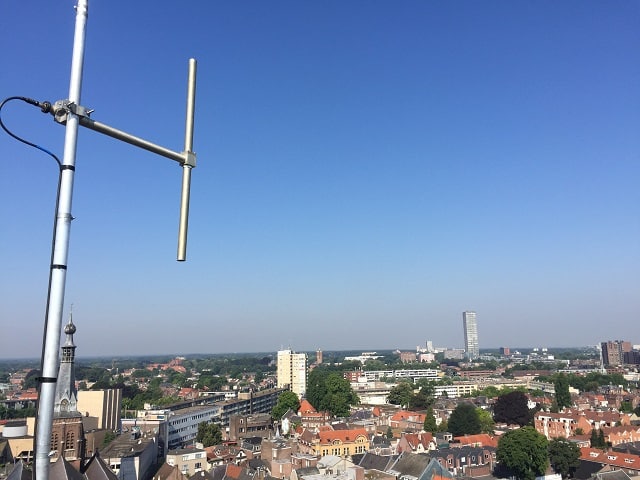 De zendmast van Kermis FM op het stadhuis in Tilburg.