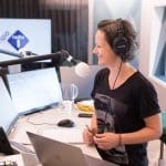 Lara Rense in de studio van NPO Radio 1