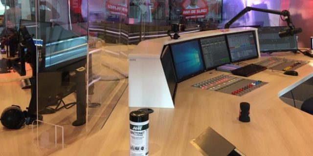 Scherm tegen corona in het NPO Radiohuis