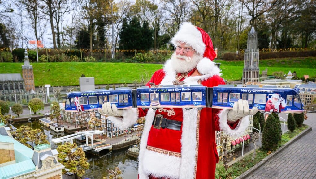 De Kerstman met de Sky Radio Kersttram in Madurodam